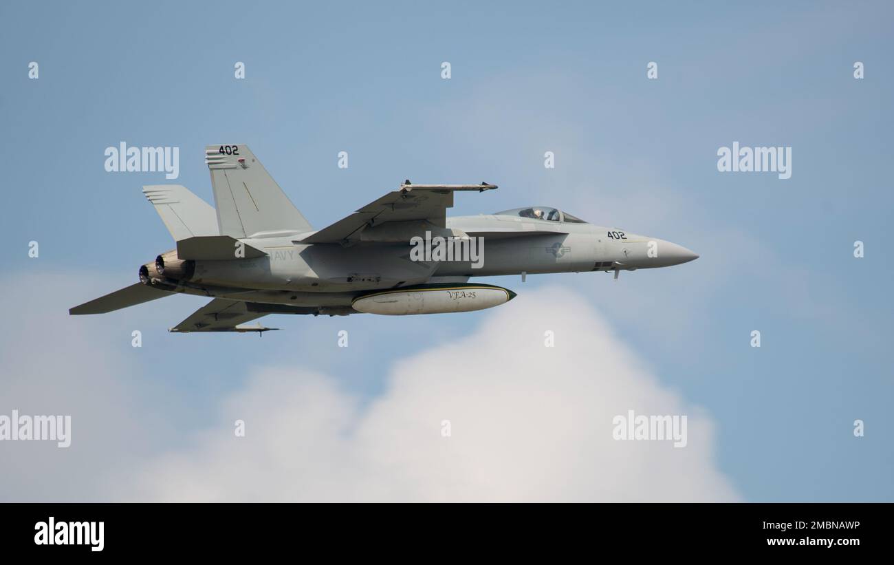 Un F-18E Super Hornet appartenente agli Stati Uniti Navy Strike Fighter Squadron 25 prende il cielo per un allenamento come parte dell'esercizio Red Flag 22-2 presso la base dell'aeronautica militare di Eielson, Alaska, 16 giugno 2022. Lo squadrone VFA-25, noto come il "pugno della flotta", ha quasi 80 anni di distanza con gli Stati Uniti Navy e utilizza la F-18E Strike Eagle in grado di supportare il trasporto dal 1999. Red Flag-Alaska è l'unico esercizio di questo tipo che offre alle nazioni alleate e alle forze partner congiunte l'opportunità di vedere combattimenti fittizie e un alto ritmo di lavoro operativo in un ambiente simulato dispiegato. Foto Stock