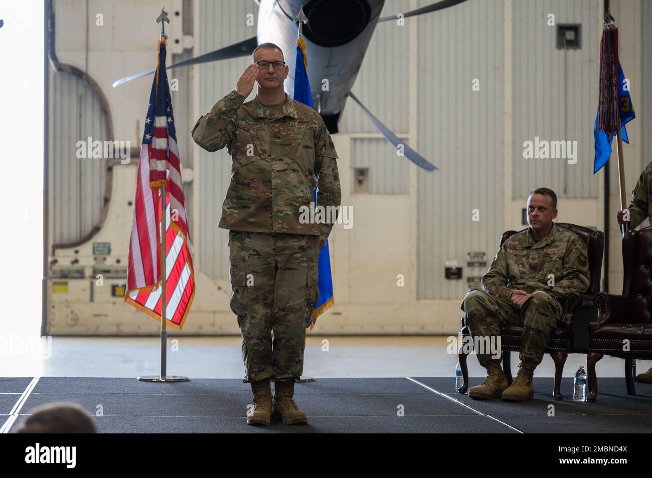 Daniel Finney, comandante in arrivo dello Squadrone di manutenzione 317th, rende il suo primo saluto come comandante durante una cerimonia di cambio di comando alla base dell'aeronautica militare di Dyess, Texas, 17 giugno 2022. Le responsabilità di manutenzione del backshop 317th MXS includono celle a combustibile, propulsione, ispezione isocrona, riparazione aerodinamica delle principali superfici di controllo del volo e dei componenti del carrello di atterraggio e ricostruzione dell'alloggiamento della valvola dell'elica. Foto Stock