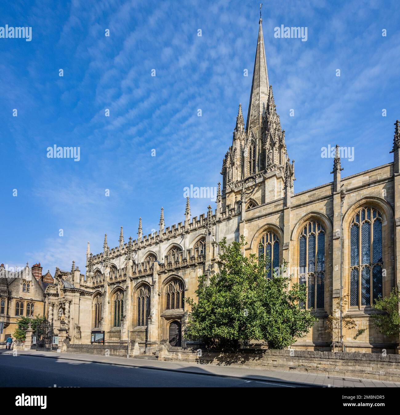 High Street facciata della Chiesa Universitaria di St Mary la Vergine a Oxford, Oxfordshire, Inghilterra sudorientale Foto Stock