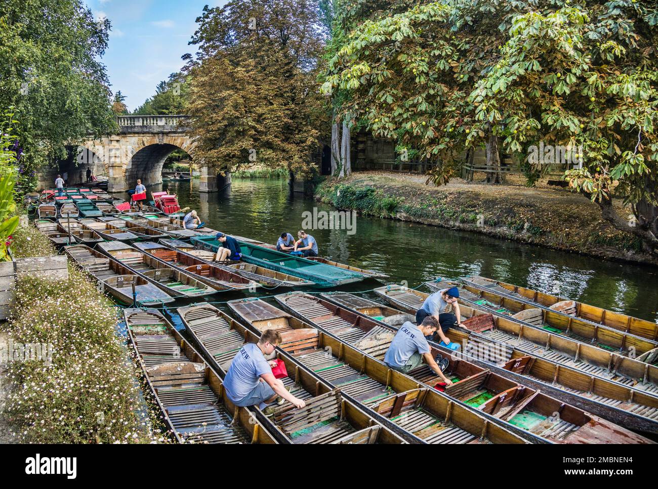 I punt sono preparati alla Magdalen Bridge Boathouse per le gite in barca domenicali sul fiume Cherwell, Oxfor, Oxfordshire, Inghilterra sudorientale Foto Stock