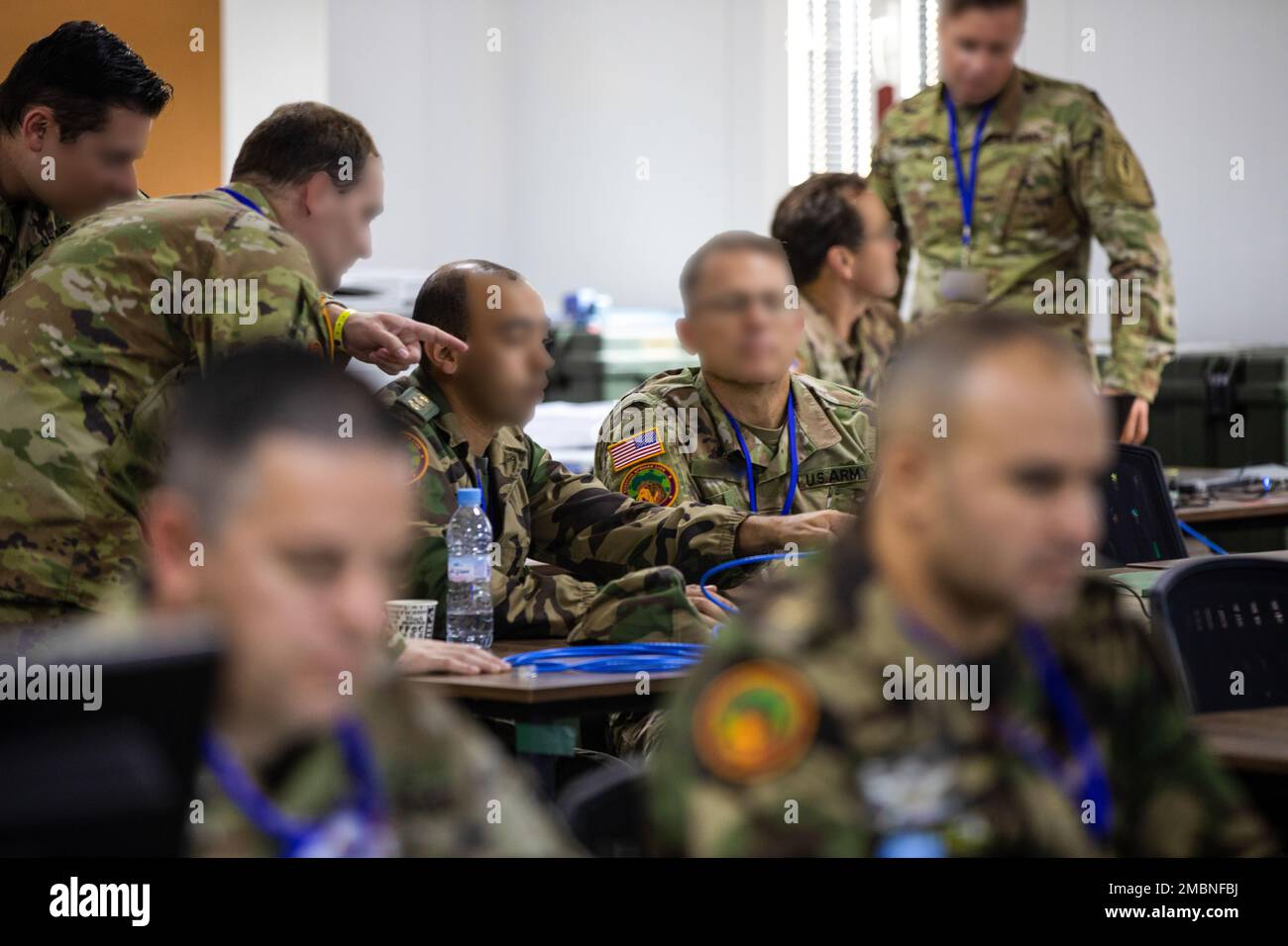 STATI UNITI I soldati dell'esercito assegnati al 19th Special Forces Group (Airborne), alla Guardia Nazionale dell'esercito dello Utah, e i soldati dell'esercito reale marocchino si allenano insieme in un centro operativo congiunto della Task Force delle operazioni speciali come parte dell'esercizio del Leone africano 2022. AL22 è un'azienda statunitense Il più grande, Premier, congiunto, esercizio annuale combinato dell'Africa Command ospitato da Marocco, Ghana, Senegal e Tunisia, dal 6 al 30 giugno. Più di 7.500 partecipanti provenienti da 28 nazioni e dalla NATO si allenano insieme con l'attenzione a migliorare la preparazione per le forze degli Stati Uniti e delle nazioni partner. AL22 è un dominio completo congiunto, multi-componente e multina Foto Stock