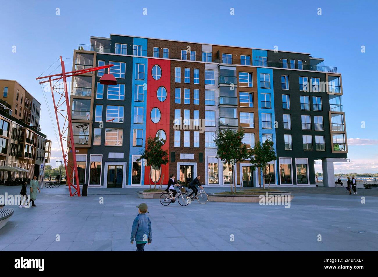 Tallinn, Estonia. 30th ago, 2022. Moderno edificio a più piani in un quartiere portuale, al primo piano del quale si trova il ristorante '180° by Matthias Diether'. Per molto tempo, l'Estonia era un punto quasi bianco sulla mappa mondiale della gastronomia di alto livello. Ma ora gli esperti di ristoranti della Bibbia gourmet francese Michelin hanno premiato per la prima volta i migliori chef nel paese Baltico dell'UE. (A dpa 'lo chef di Berlino mette l'Estonia sulla mappa mondiale della gastronomia superiore') Credit: Alexander Welscher/dpa/Alamy Live News Foto Stock