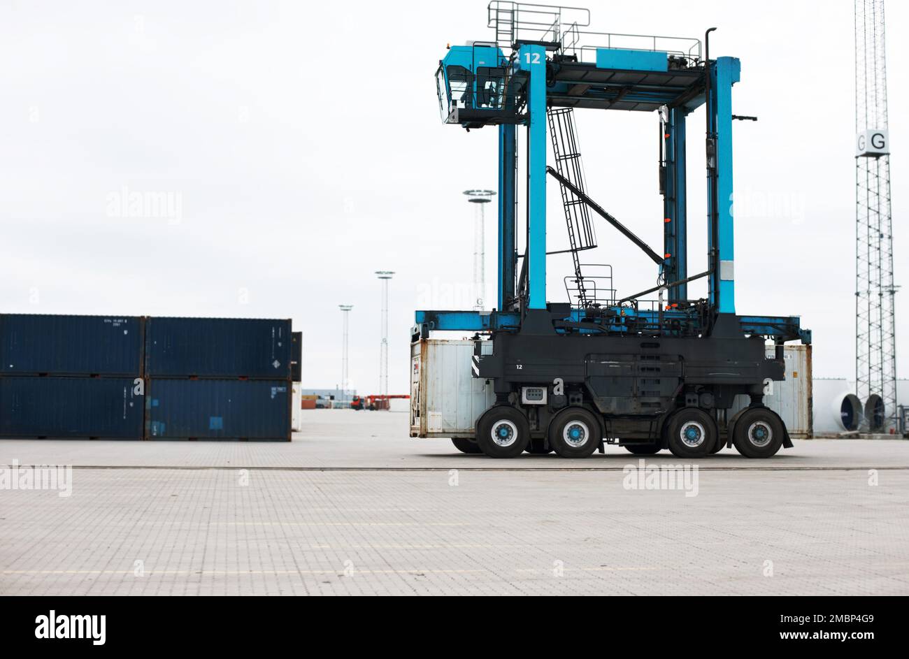 Spedizione, carico e logistica con portavalute per container, consegna e trasporto al porto. Trasporto, esportazione e scorte globali con carico Foto Stock