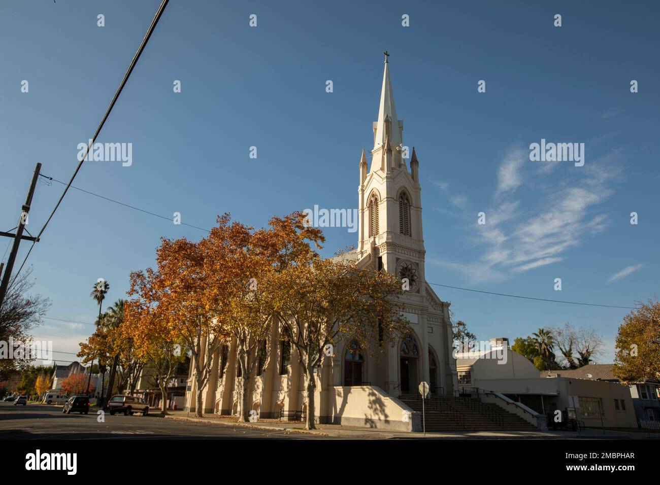 Vista nel tardo pomeriggio di una chiesa storica nel centro di Marysville, California, Stati Uniti. Foto Stock