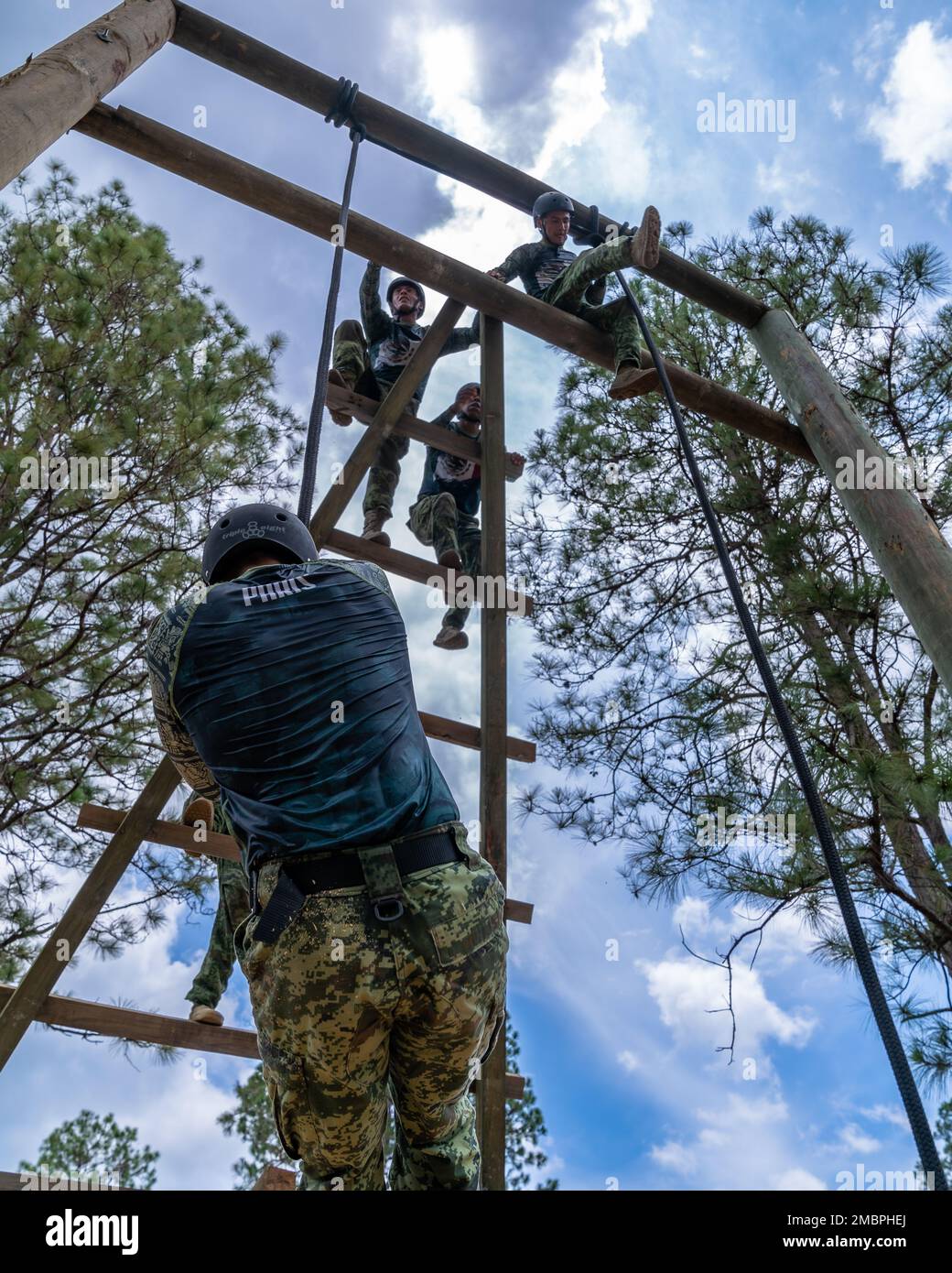 I membri della squadra messicana partecipano al corso di ostacoli come parte del Fuerzas Comando 2022 Day 7 il 19 giugno 2022, a la Venta, Honduras. Fuerzas Comando è un concorso di competenze per operazioni speciali e un seminario per dirigenti senior supportato da SOCSOUTH. Il concorso rafforza la cooperazione regionale della SOF e scambia le migliori pratiche per combattere la criminalità transnazionale e contrastare le attività illecite. (STATI UNITI Air Force Photo/Tech. Lionel Castellano) Foto Stock