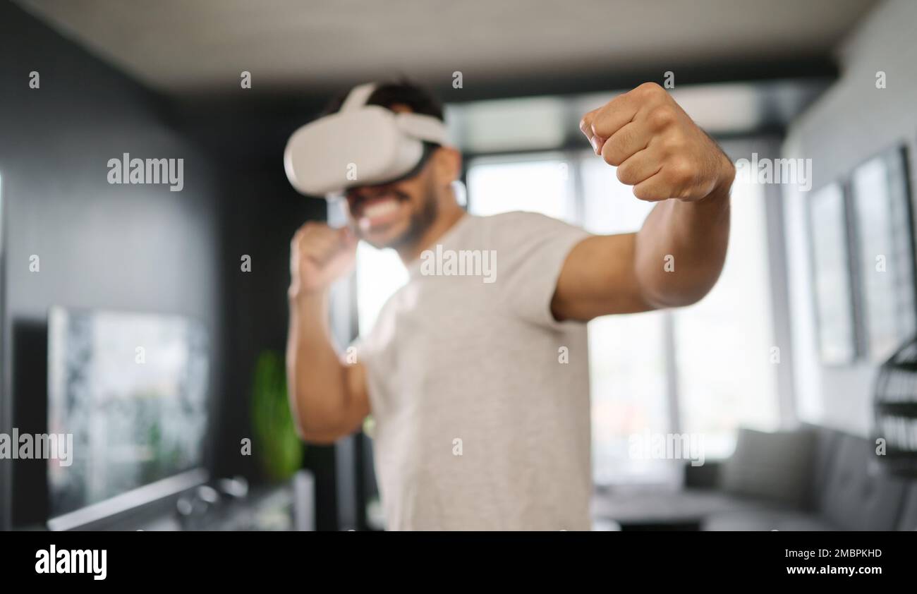 VR, metaverse e man boxing su un gioco, allenati per una lotta e una partita. Sport digitali futuristici e punch di gamer mentre giochi in un gioco potenziato Foto Stock