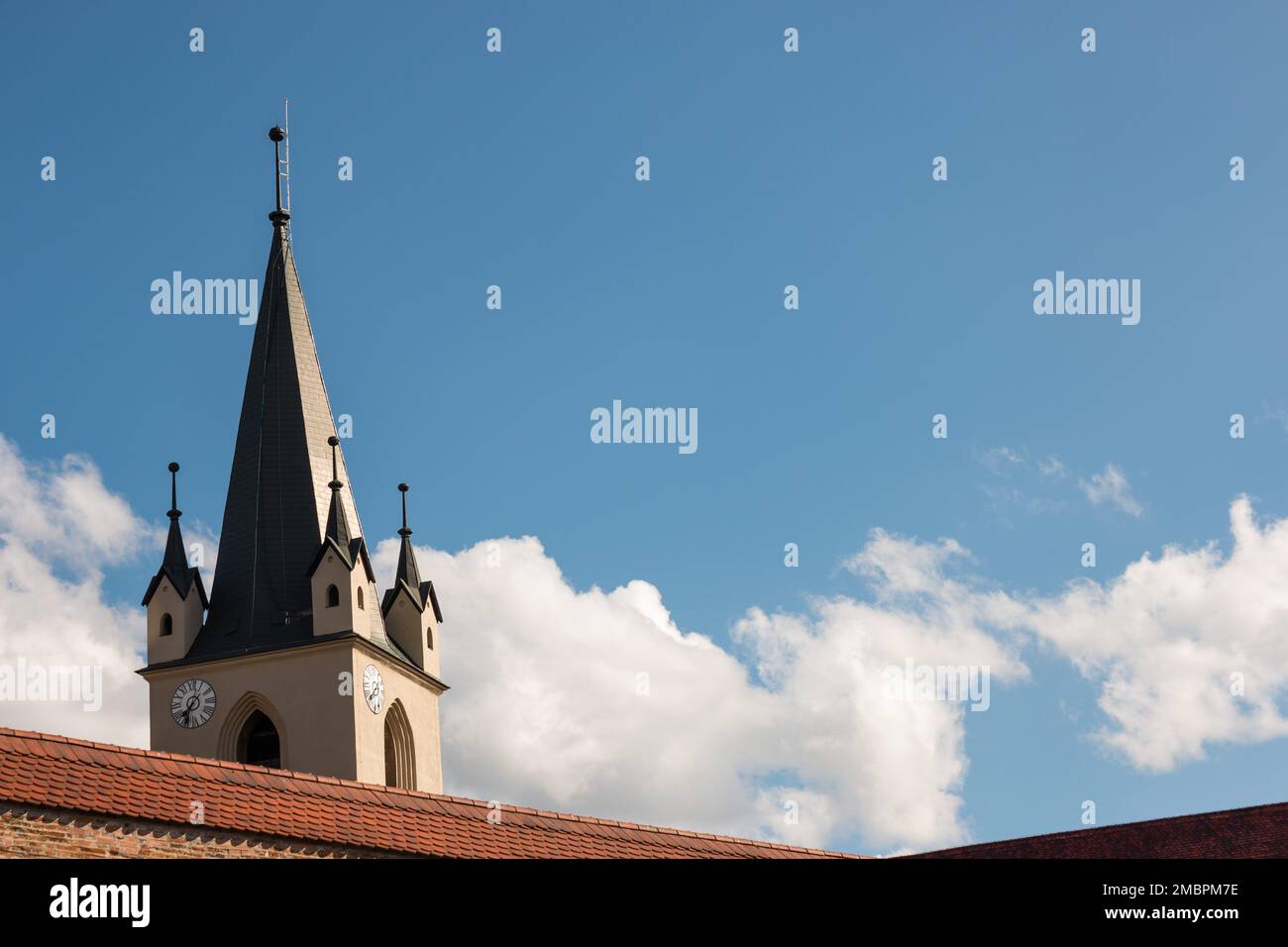 Foto di una vecchia torre della chiesa sopra le mura di una vecchia cittadella medievale. Foto Stock