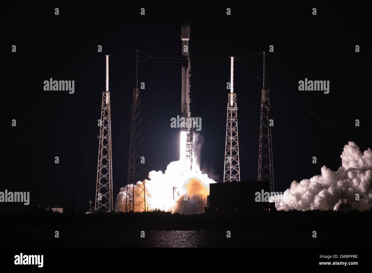 Un razzo Falcon 9 che trasporta Globalstar FM15 in orbita bassa da SLC-40 alla Cape Canaveral Space Force Station, Fla., 19 giugno 2022. Questo è stato il nono lancio per il booster con Globalstar FM15, che in precedenza supportava i lanci di Crew-1, Crew-2 e Transporter-4. Foto Stock