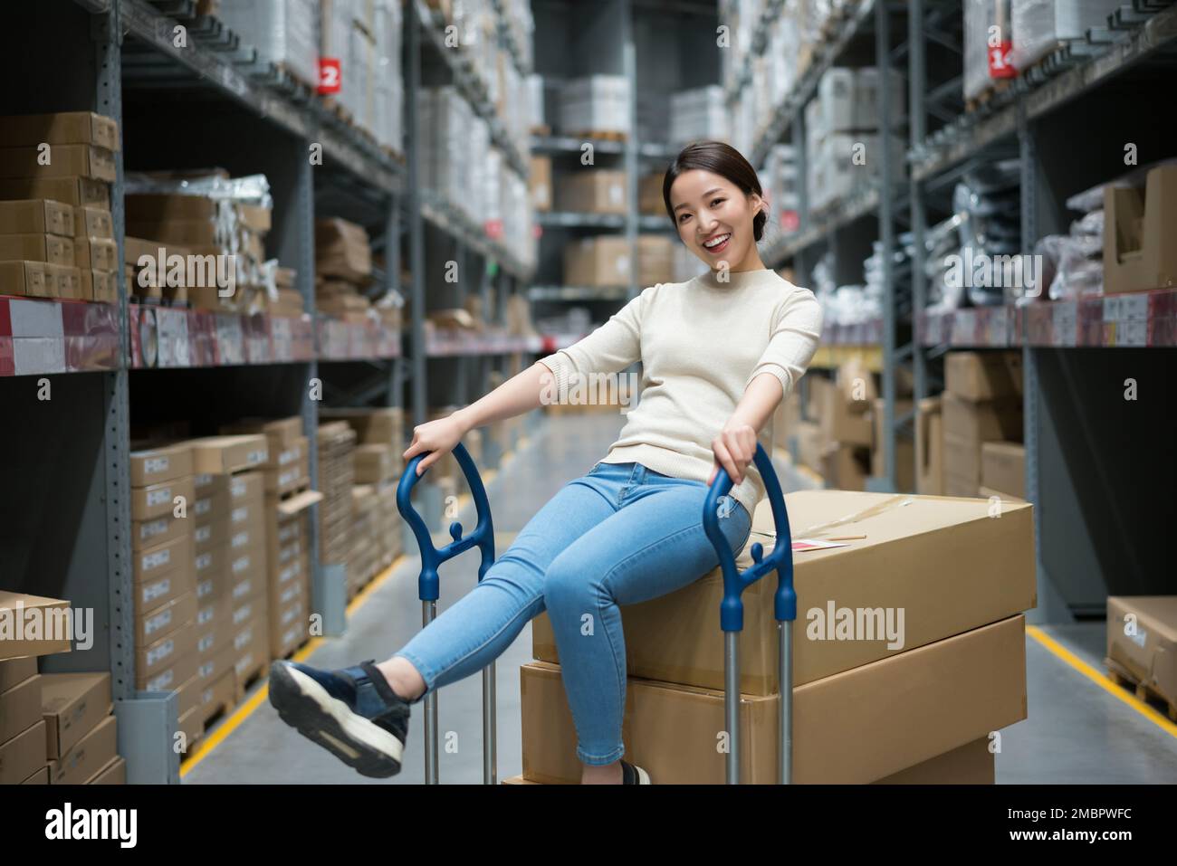 La giovane donna di scegliere e comprare articoli per la casa Foto Stock