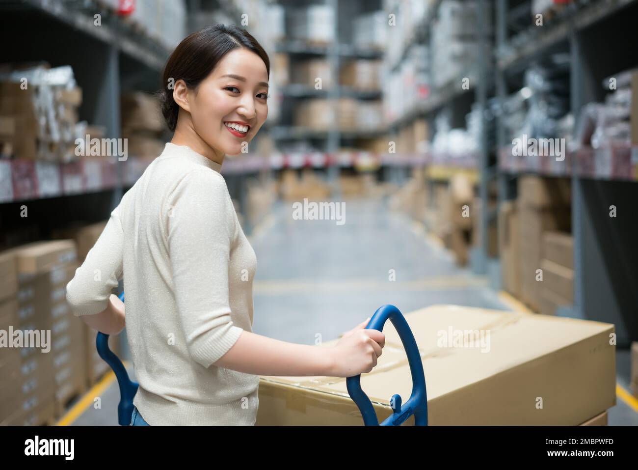 La giovane donna di scegliere e comprare articoli per la casa Foto Stock