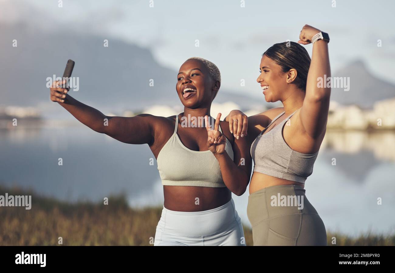 Ci siamo in sulla sfida di fitness bestie. due donne che prendono un selfie mentre fuori per un run.together. Foto Stock