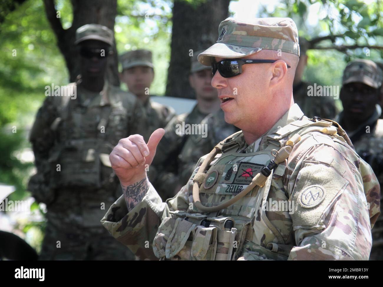 Il maggiore Jason Zeller, il 1st Battalion, il 69th Infantry Regiment, la New York Army National Guard, consigliere anziano accoglie i soldati della Charlie Company, 2nd Battalion, 108th Infantry Regiment, NewYork Army National Guard, nella famiglia Wolfhound della Task Force. Nei prossimi mesi TF Wolfhound si schiererà oltremare per una missione di sicurezza nel Corno d'Africa. 69th Infantry, Sgt. Comando maggiore Jason Zeller, NYNG, New York Army National Guard, leader, religiosi, Foto Stock