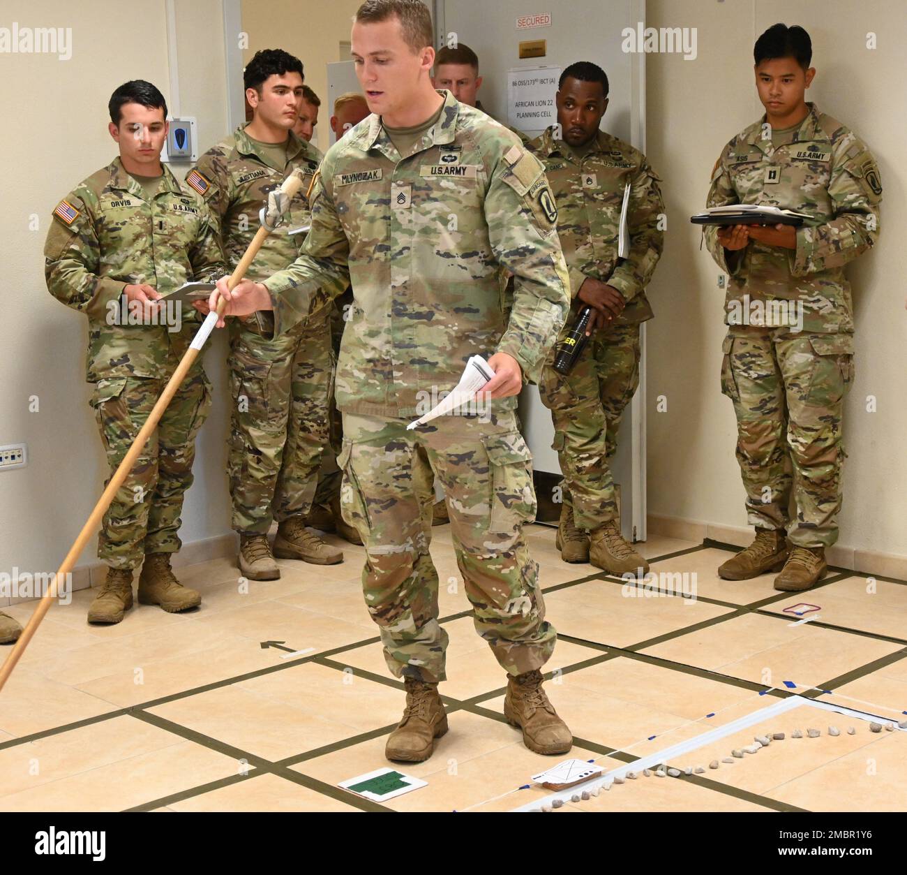 STATI UNITI James Mlynczak con 1st battaglione, 503rd reggimento fanteria aerea, 173rd briefing di brigata aerea durante una prova congiunta di armi combinate alla base aerea di Aviano, 20 giugno 2022 in preparazione di un'operazione aerea di entrata forzata congiunta come parte del Leone africano 22. African Lion è statunitense L'esercizio annuale più grande e importante dell'Africa Command, che coinvolge oltre 7.500 membri del servizio dal 6 al 30 giugno. Guidato dagli Stati Uniti Esercito Sud Europa Task Force, Africa, LEONE AFRICANO 22 si metterà in esecuzione in quattro paesi: Marocco, Ghana, Senegal e Tunisia. Militanti del Brasile, Ciad, Franc Foto Stock