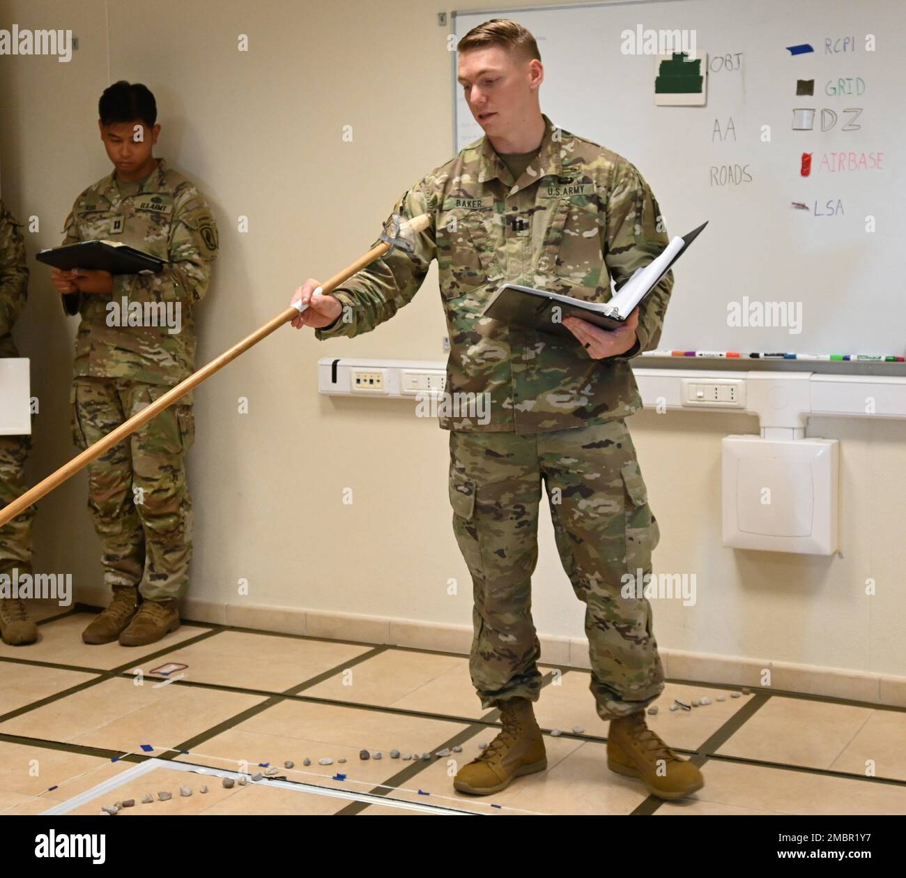 STATI UNITI Scott Baker con 1st battaglione, 503rd reggimento fanteria aerea, 173rd briefing per brigata aerea durante una prova congiunta di armi combinate alla base aerea di Aviano, 20 giugno 2022 in preparazione di un'operazione aerea di entrata forzata congiunta come parte del Leone Africano 22. African Lion è statunitense L'esercizio annuale più grande e importante dell'Africa Command, che coinvolge oltre 7.500 membri del servizio dal 6 al 30 giugno. Guidato dagli Stati Uniti Esercito Sud Europa Task Force, Africa, LEONE AFRICANO 22 si metterà in esecuzione in quattro paesi: Marocco, Ghana, Senegal e Tunisia. Militanti dal Brasile, Ciad, Francia, Italia Foto Stock