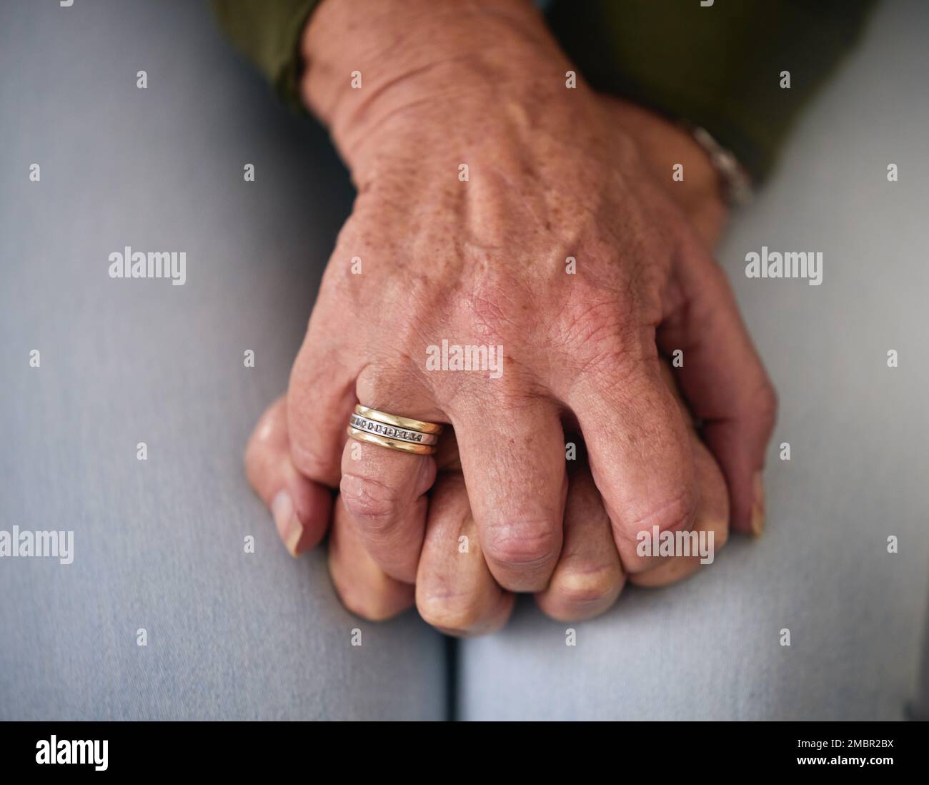 Donna anziana, ansia e mani sul giro per la preoccupazione, preoccupazione e stress in attesa di risultati medici. Sanità, salute mentale e zoom delle donne anziane Foto Stock