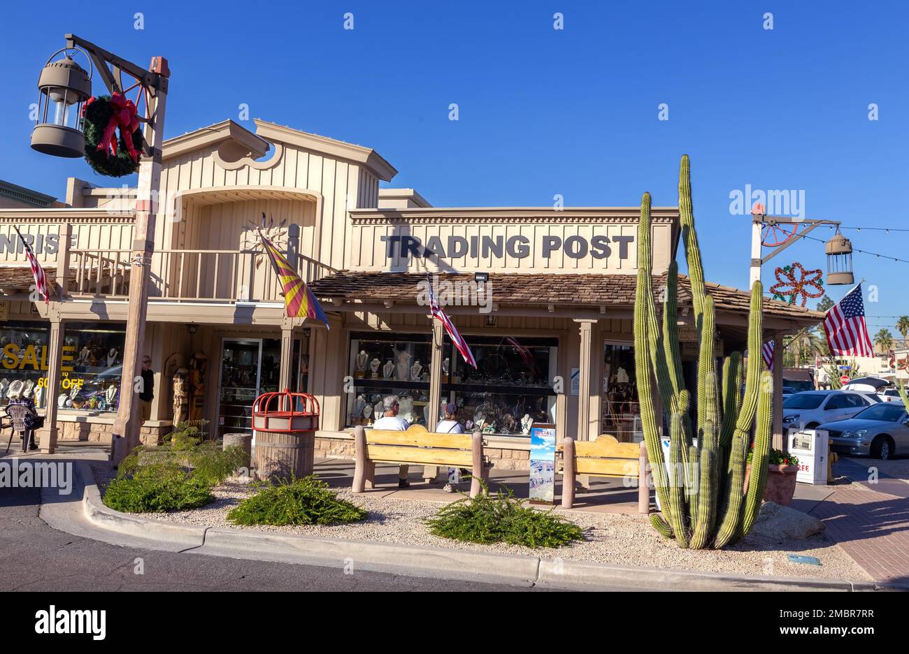 Centro storico di Scottsdale e dettaglio della strada. Trading Post Antiquities Merchandise Store, Sunny Winter Sky Arizona USA Foto Stock