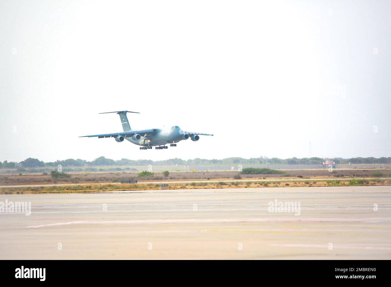 US Air Force C-5 Galaxy caricato con i soldati degli Stati Uniti dal Battaglione Reconnaissance attacco 11st, -211th Aviation Regiment, Utah Army National Guard, atterra il 20 giugno 2022, all'aeroporto internazionale di Agadir al-Massira, Marocco. AL22 è il più grande, Premier, Unito, esercitazione annuale del comando dell'Africa degli Stati Uniti ospitata da Marocco, Ghana, Senegal e Tunisia, 6 - 30 giugno. Più di 7.500 partecipanti provenienti da 28 nazioni e dalla NATO si allenano insieme con un focus sul rafforzamento della disponibilità per le forze statunitensi e delle nazioni partner. AL22 è un esercizio congiunto di tutti i domini, multicomponente e multinazionale, che impiega una piena Foto Stock