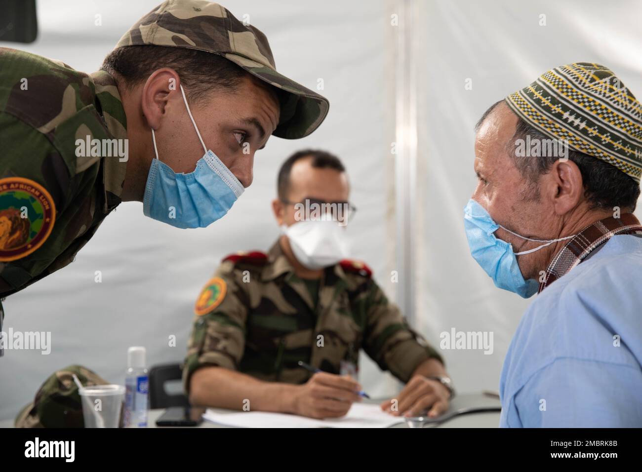 Un medico reale dell'esercito marocchino valuta le condizioni mediche di un uomo marocchino presso il centro di assistenza civica umanitaria (HCA) a Taliouine, Marocco, 21 giugno 2022, durante il Leone africano 22. African Lion 22 è il più grande, Premier, congiunto, esercizio annuale combinato dell'Africa Command ospitato da Marocco, Ghana, Senegal e Tunisia, dal 6 al 30 giugno. Più di 7.500 partecipanti provenienti da 28 nazioni e dalla NATO si allenano insieme con l'attenzione a migliorare la preparazione per le forze degli Stati Uniti e delle nazioni partner. AL22 è un'attività multinazionale, multicomponente e di tutti i domini, che impiega una gamma completa di capacità di missione Foto Stock