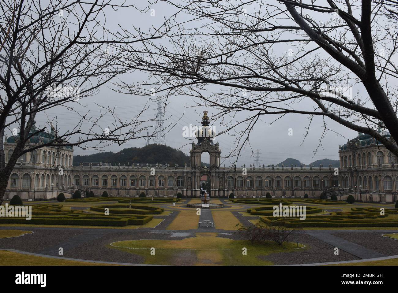 Il Parco delle porcellane di Arita - un parco a tema situato ad Arita, Giappone. Riproduzione del “Zwinger”, un famoso palazzo barocco a Dresda, Germania Foto Stock