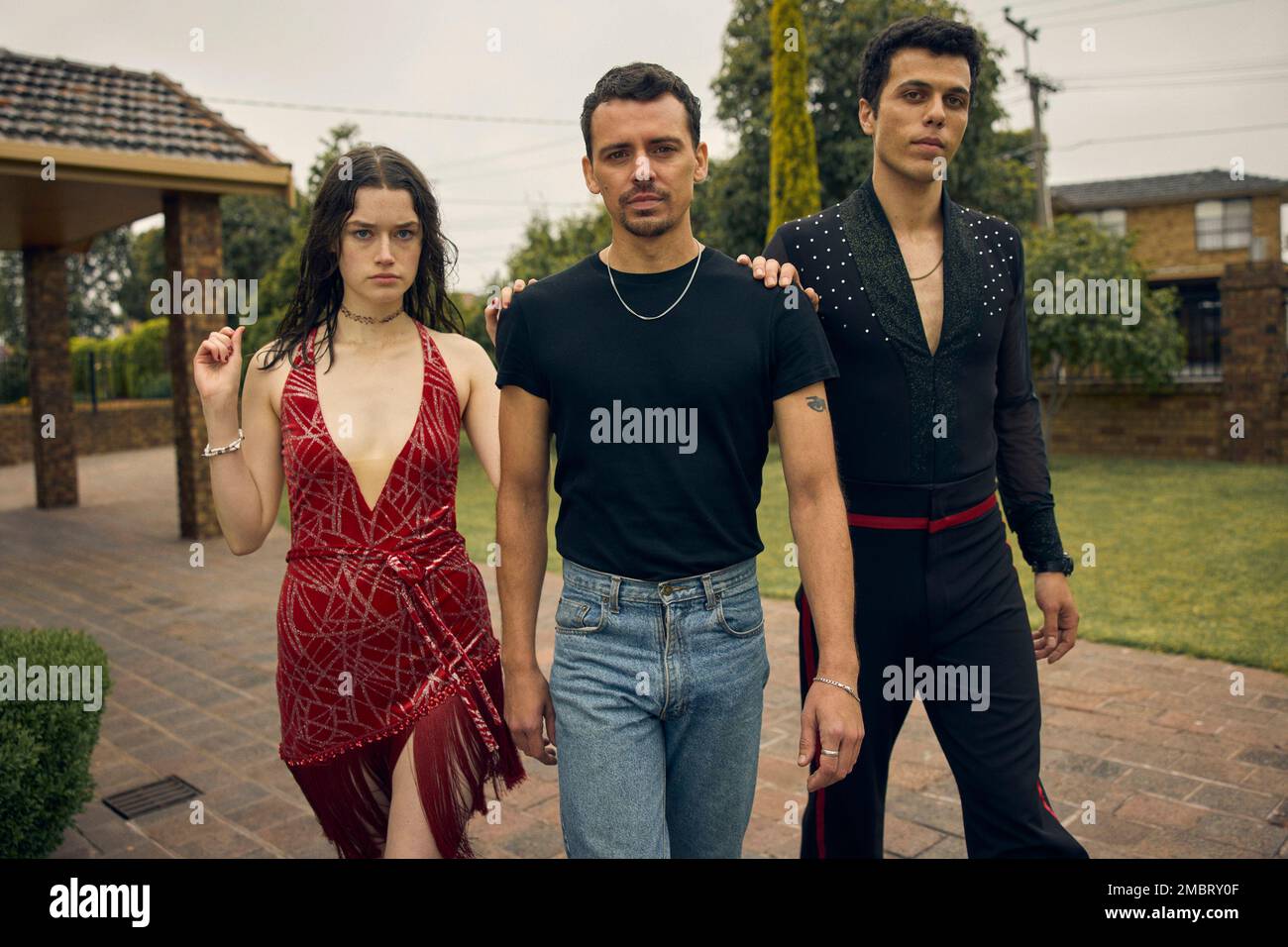 DATA DI RILASCIO: 17 gennaio 2023. TITOLO: Di un'età. CASA DI PRODUZIONE: Causeway Films. DIRETTORE: Goran Stolevski. TERRENO: Estate, 1999. Un inaspettato e intenso romanticismo di ventiquattro ore fiorisce tra una danzatrice da ballo serba di diciassette anni e il fratello maggiore del suo migliore amico. Un decennio dopo la coppia si incontra per una riunione dolce. STARRING: GANCIO HATTIE come Ebony, ELIAS ANTON come Kol, THOM VERDE come Adam. (Credit Image: © Causeway Films/Entertainment Pictures/ZUMAPRESS.com) SOLO PER USO EDITORIALE! Non per USO commerciale! Foto Stock