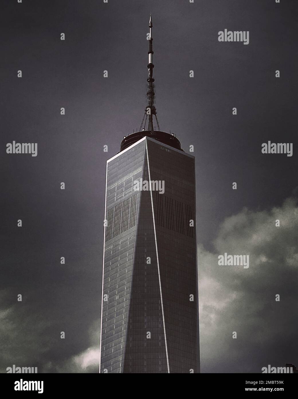 Una verticale di un World Trade Center a New York scattata in scala di grigi Foto Stock