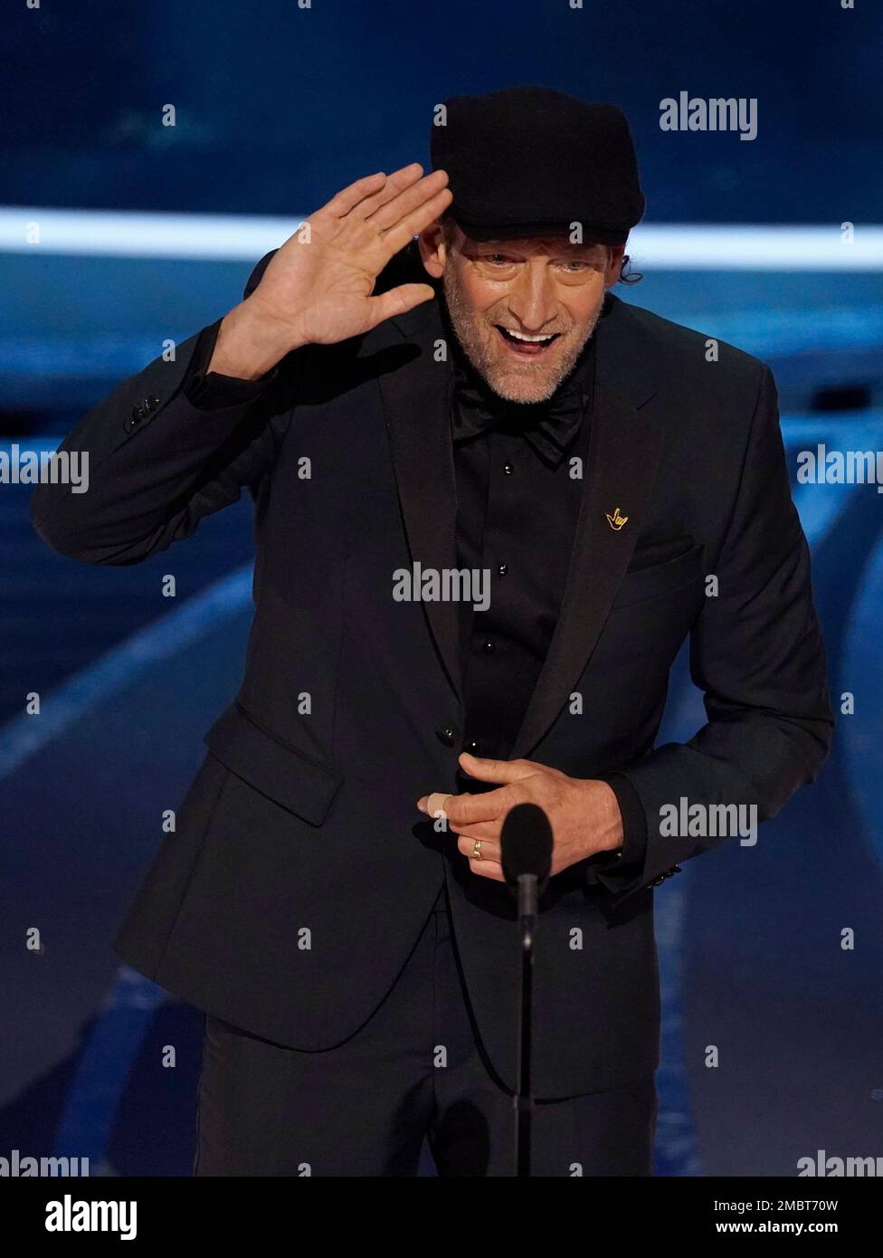 Troy Kotsur accepts the award for best performance by an actor in a supporting role for "CODA" at the Oscars on Sunday, March 27, 2022, at the Dolby Theatre in Los Angeles. (AP Photo/Chris Pizzello) Foto Stock