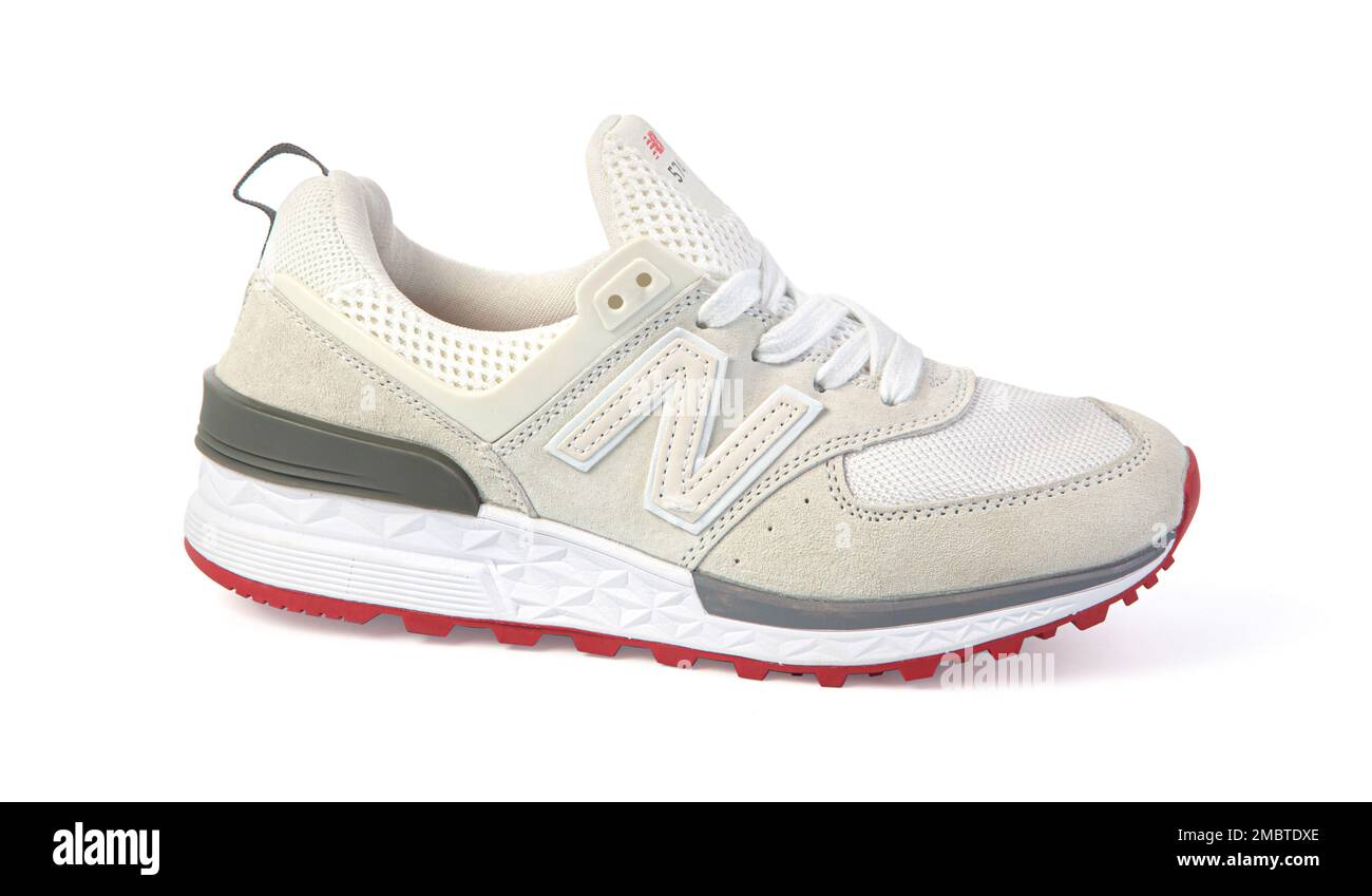 Chisinau, Moldavia Luglio 23 2020:nuove scarpe Balance modello NB 574 colore bianco su sfondo bianco.con percorso di ritaglio Foto Stock