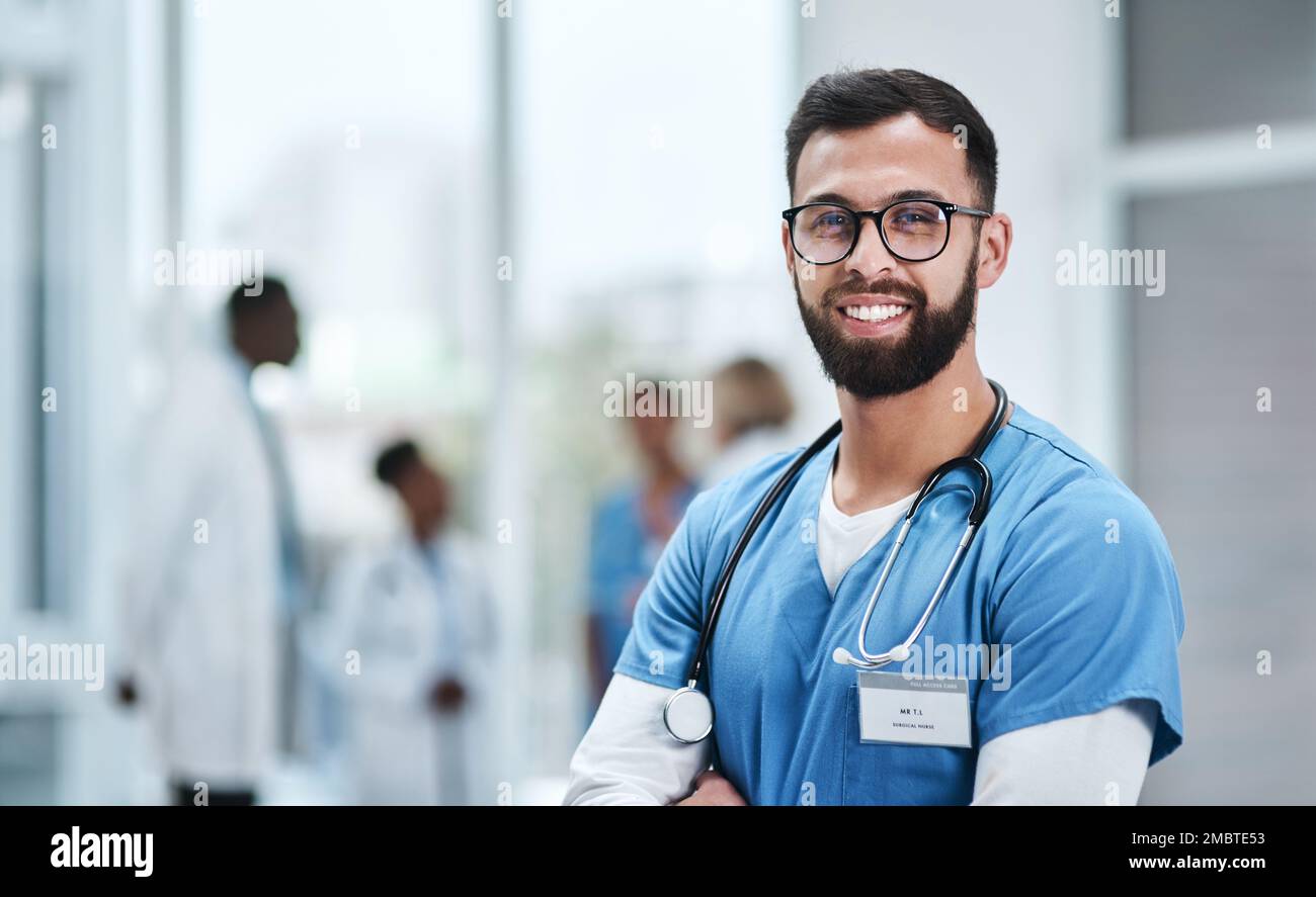 Qualificato nella gestione di tutte le questioni mediche. Ritratto di un giovane medico in piedi in un ospedale. Foto Stock