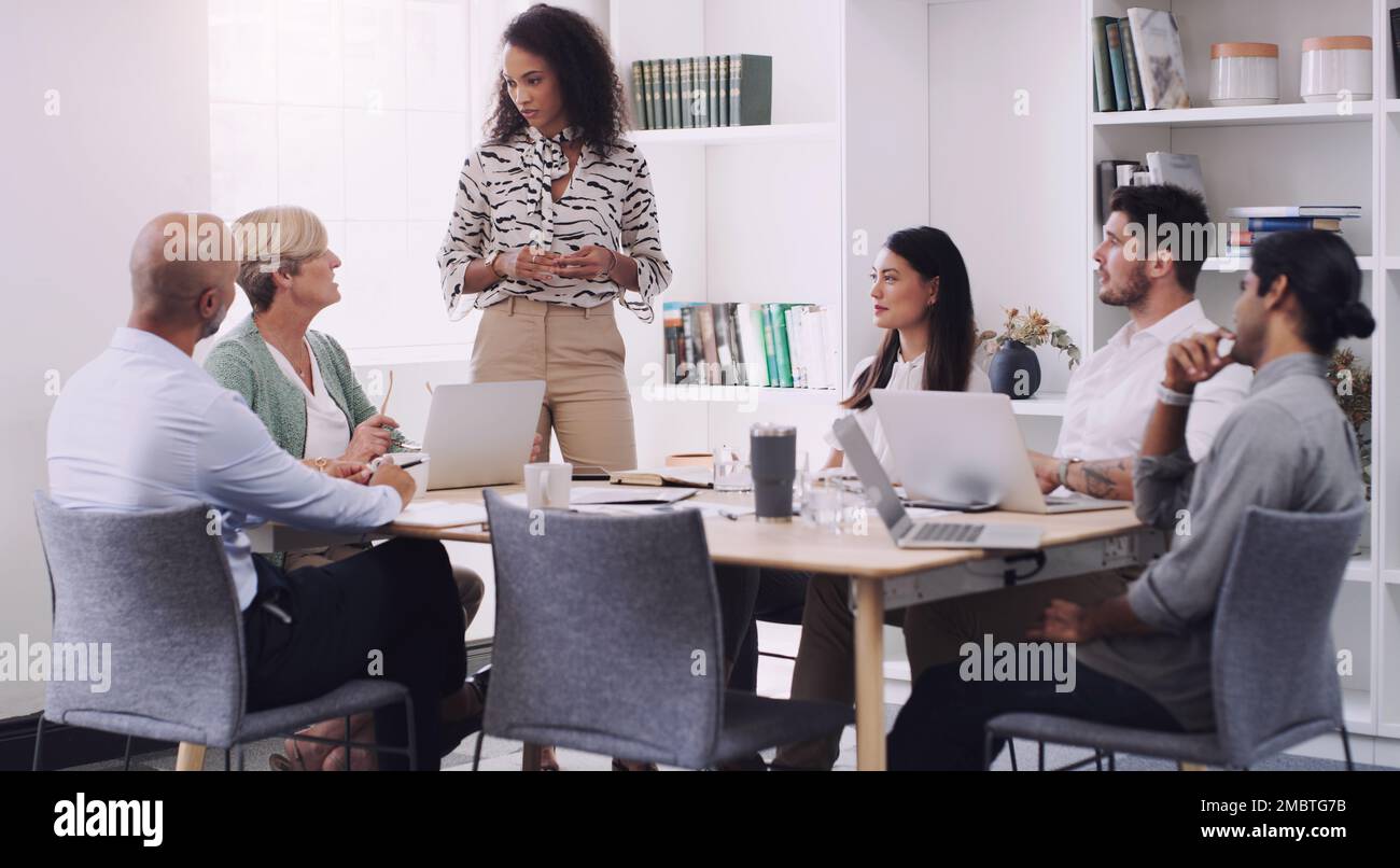 Una squadra costruita così forte, non possono andare male. un gruppo di uomini d'affari che hanno una riunione in un ufficio moderno. Foto Stock