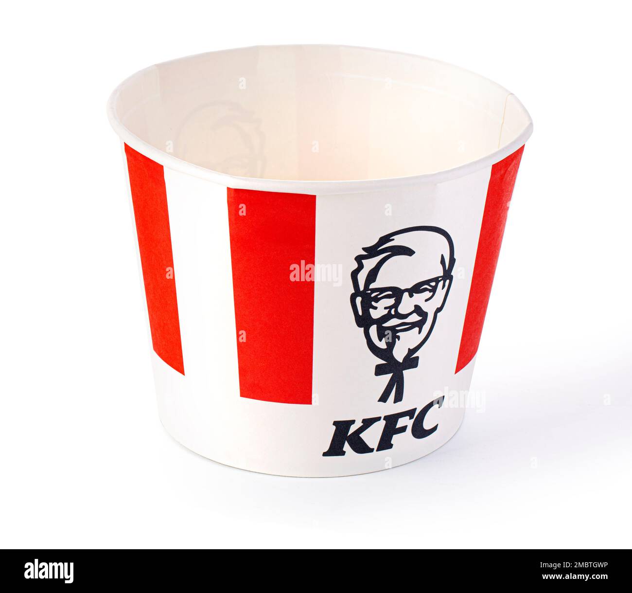 Chisinau, Moldova 01 settembre 2021: Un secchio di pollo KFC. Inizialmente Kentucky Fried Chicken, fondato da Harland Sanders, il fast food Foto Stock