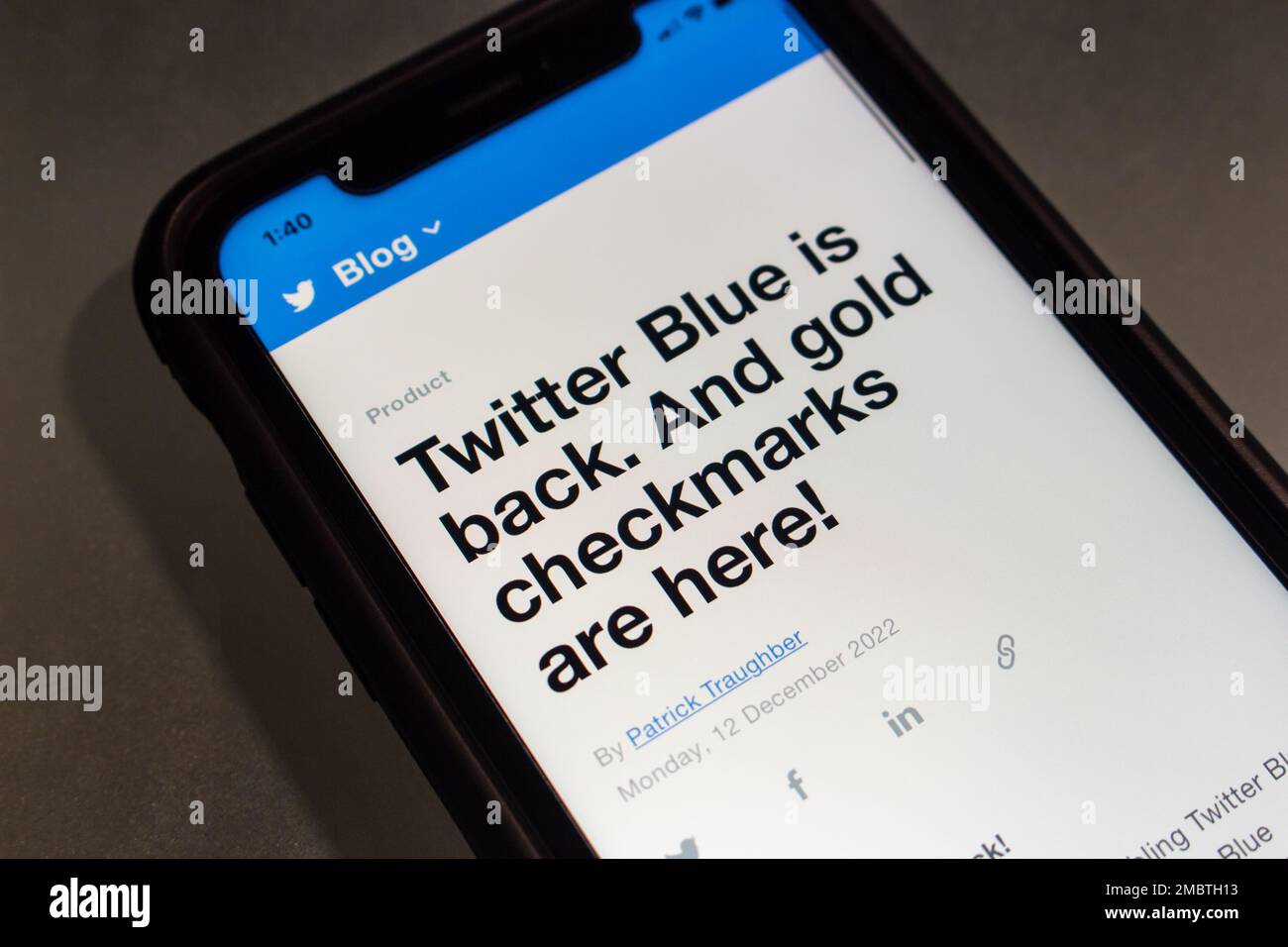 Vancouver, CANADA - Dicembre 18 2022 : Un post del blog su Twitter Blue e Twitter Gold dal sito web di Twitter visto in un iPhone. Foto Stock