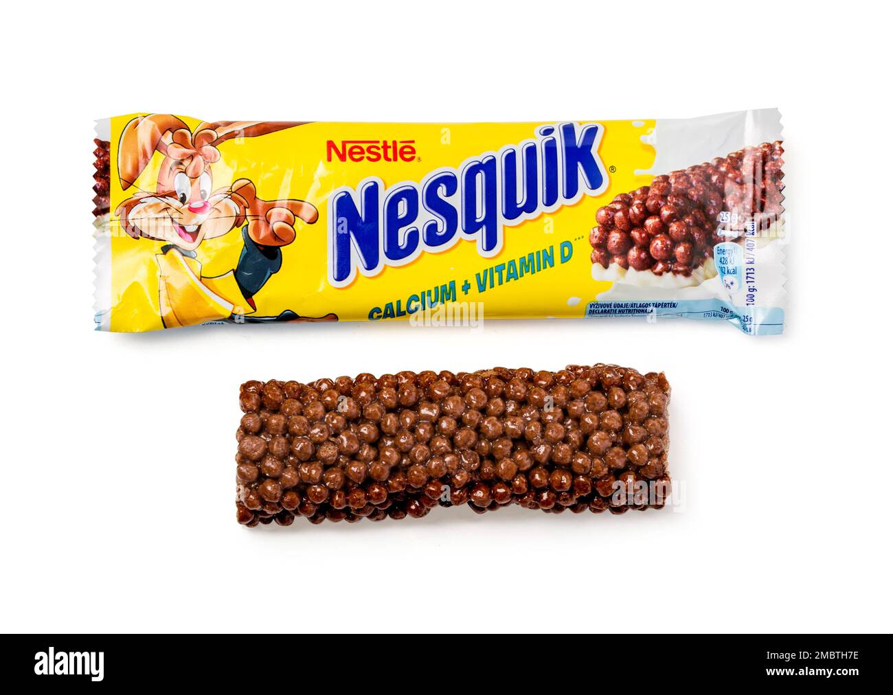 Chisinau, Moldova 11 dicembre 2015: Barretta di cereali Nesquik isolata su sfondo bianco. Nesquik è un marchio di prodotti della società svizzera Nestlé. Foto Stock
