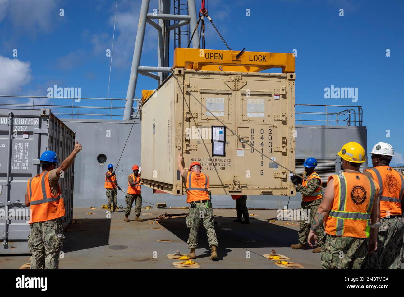 SANTA RITA, Guam (22 giugno 2022) marinai assegnati a Navy Cargo Handling Battalion (NCHB), distaccamento Guam, carico a carico del MV Cape Horn alla base navale Guam sostegno Marine Air Control Group (MACG) 18, 1st Marine Aircraft Wing (1st MAW), E il 94th Army Air and Missile Defense Command (AAMDC) nel retrogrado di Valiant Shield 2022 cargo. Foto Stock