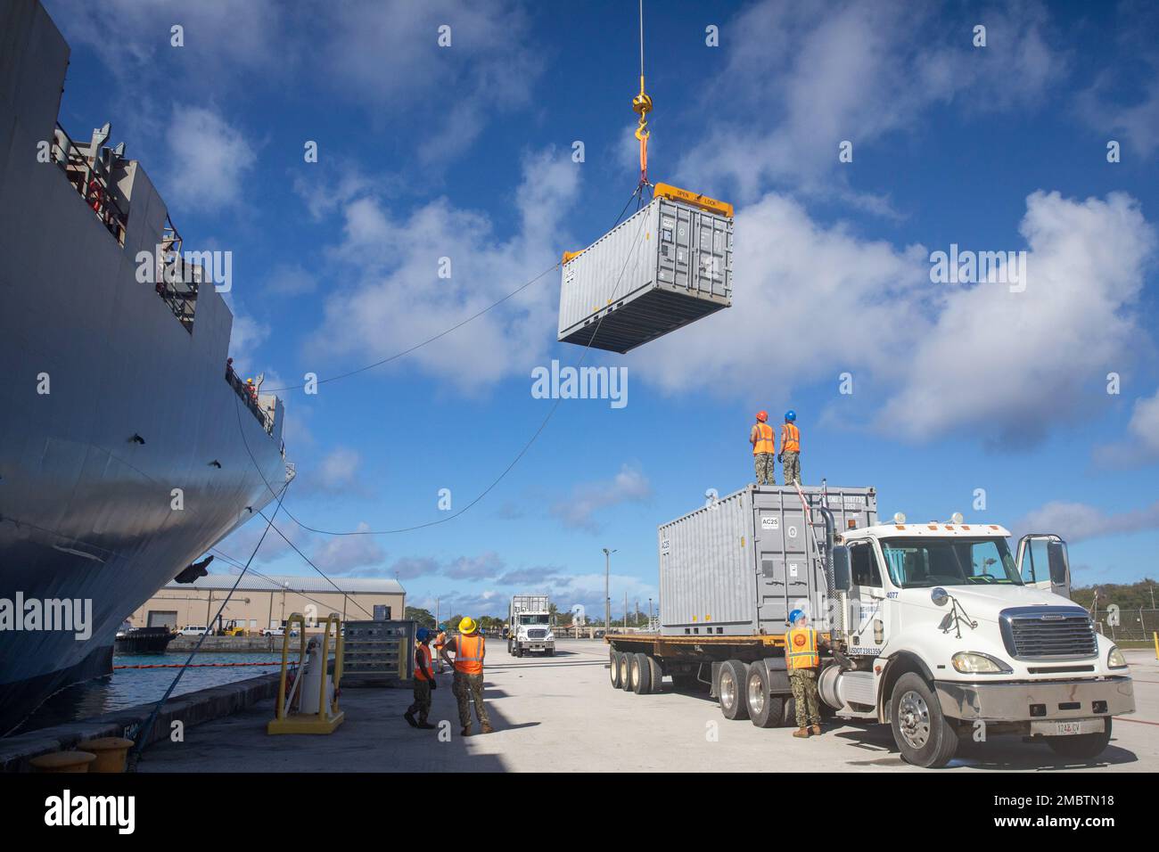 SANTA RITA, Guam (22 giugno 2022) marinai assegnati a Navy Cargo Handling Battalion (NCHB), distaccamento Guam, carico a carico del MV Cape Horn alla base navale Guam sostegno Marine Air Control Group (MACG) 18, 1st Marine Aircraft Wing (1st MAW), E il 94th Army Air and Missile Defense Command (AAMDC) nel retrogrado di Valiant Shield 2022 cargo. Foto Stock