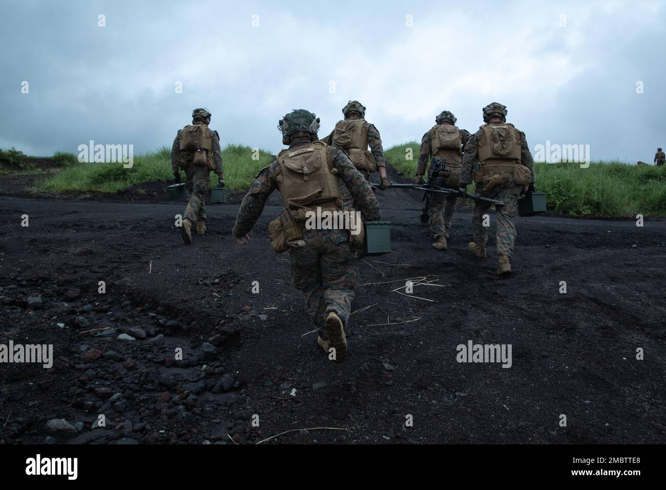 STATI UNITI Marines con 3D battaglione, 2D Marines conducono un fuoco vivo durante l'esercizio Shinka 22,1 al Combined Arms Training Center, Camp Fuji, Giappone, 22 giugno 2022. Shinka esemplifica un impegno condiviso verso una formazione realistica che produca forze letali, pronte e adattabili in grado di svolgere operazioni decentralizzate in un'ampia gamma di missioni. 3/2 è schierato in avanti nell'Indo-Pacifico sotto 4th Marines, 3D divisione marina come parte del programma di distribuzione dell'unità. Foto Stock