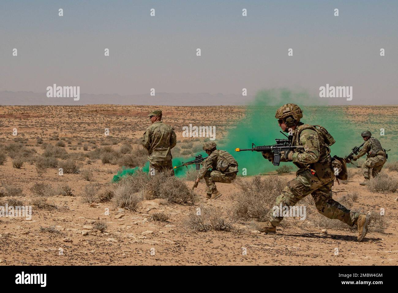 STATI UNITI Dylan Kolberg, un leader di squadra assegnato a 3rd battaglione, 126th reggimento fanteria, Michigan National Guard, guida la sua squadra attraverso un esercizio di squadra a secco presso la ben Ghilouf Training Area in Tunisia, il 22 giugno 2022. African Lion 2022 è statunitense L'esercizio annuale più grande, Premier, congiunto del comando Africa, ospitato da Marocco, Ghana, Senegal e Tunisia, dal 6 al 30 giugno. Più di 7.500 partecipanti provenienti da 28 nazioni e dalla NATO si allenano insieme con l'attenzione a migliorare la preparazione per le forze nazionali degli Stati Uniti e dei partner. AL22 è un esercizio congiunto di tutti i domini, multicomponente e multinazionale, empl Foto Stock