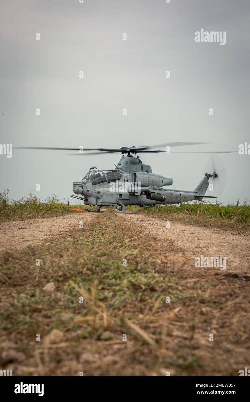 NEGLI STATI UNITI Marine Corps AH-1Z Viper di Marine Light Attack Helicopter Squadron (HMLA) 773 distaccamento A, 4th Marine Aircraft Wing, attende il rifornimento all'interno di un Forward Arming and Refueling Point (FARP) a Gunslinger 22 a Salina, Kansas, 22 giugno 2022. Lo scopo di un FARP è quello di fare rifornimento sugli aerei o sui veicoli a terra in arrivo per poter proseguire il piano di attacco. Foto Stock