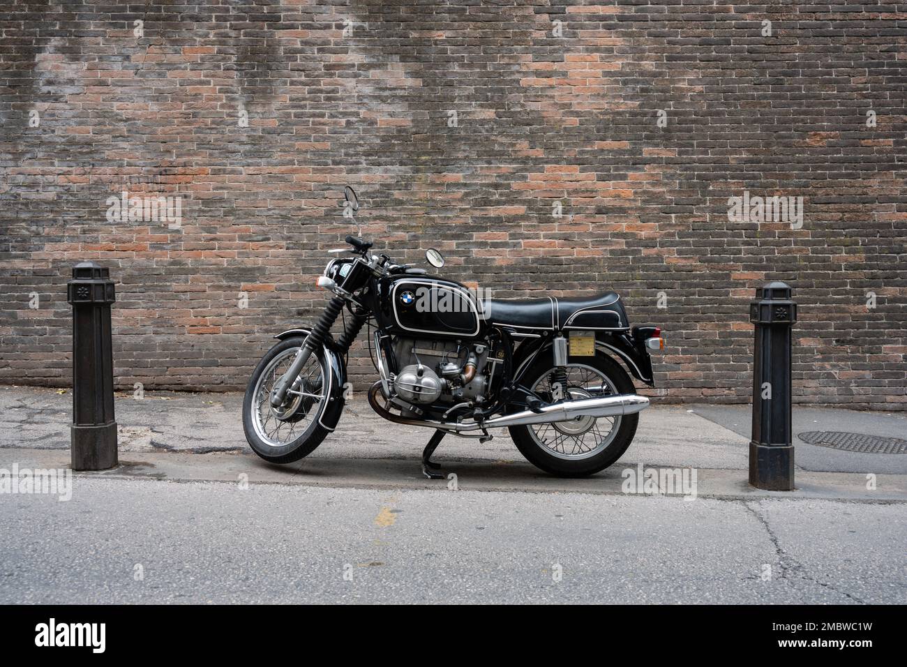 Vicenza, Italia - Agosto 12 2022: Black Vintage BMW R 75/5, una classica motocicletta 1970s o motocicletta Foto Stock