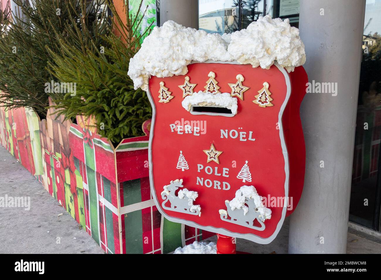 pere noel pole nord testo francese significa babbo natale polo nord su Mailbox per le lettere di natale a SantaClaus casella di posta rosso Foto Stock