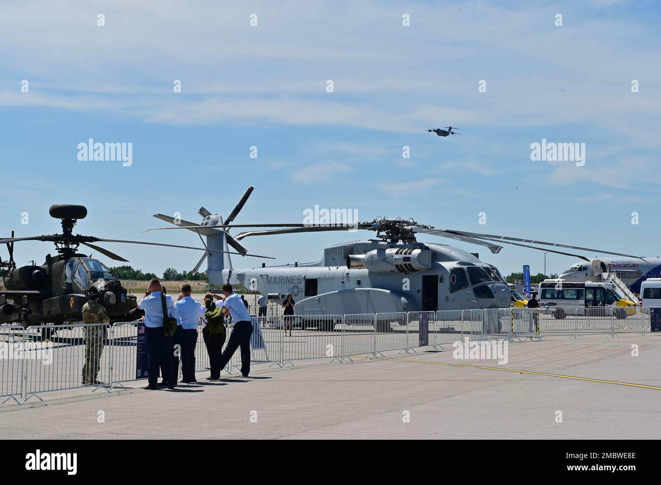 Un aereo statunitense Marine CH-53K King Stallion partecipa come velivolo statico durante l'innovazione e la leadership nell'Aerospace di Berlino, che si è tenuto all'aeroporto Berlin Expo Center, Berlin Brandenburg International Airport, 22 giugno 2022. Altri aerei militari ad ala fissa e rotativa in esposizione alla mostra includevano un C-17 Globemaster III Spirit of Berlin, F-15E Strike Eagle Aircraft, F-16 Fighting Falcon Aircraft, P-8A Poseidon Aircraft, CH-47F Chinook Aircraft, AH-64E Apache, UH-60m Blackhawk Aircraft e UH-70 Lakota Aircraft, Oltre a oltre 200 Servicemember che forniscono supporto. Insieme con Foto Stock