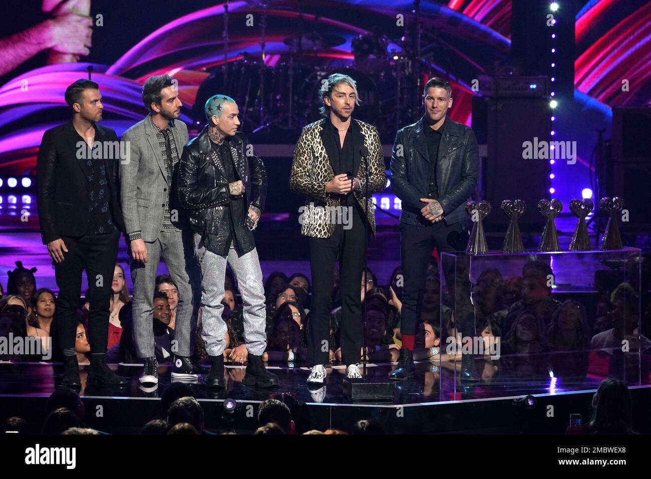 blackbear, center, and Robert Rian Dawson, from left, Jack Barakat, Alex Gaskarth and Zack Merrick of All Time Low accept the award for alternative song of the year for "Monsters" at the iHeartRadio Music Awards on Tuesday, March 22, 2022, at the Shrine Auditorium in Los Angeles. (Photo by Jordan Strauss/Invision/AP) Foto Stock