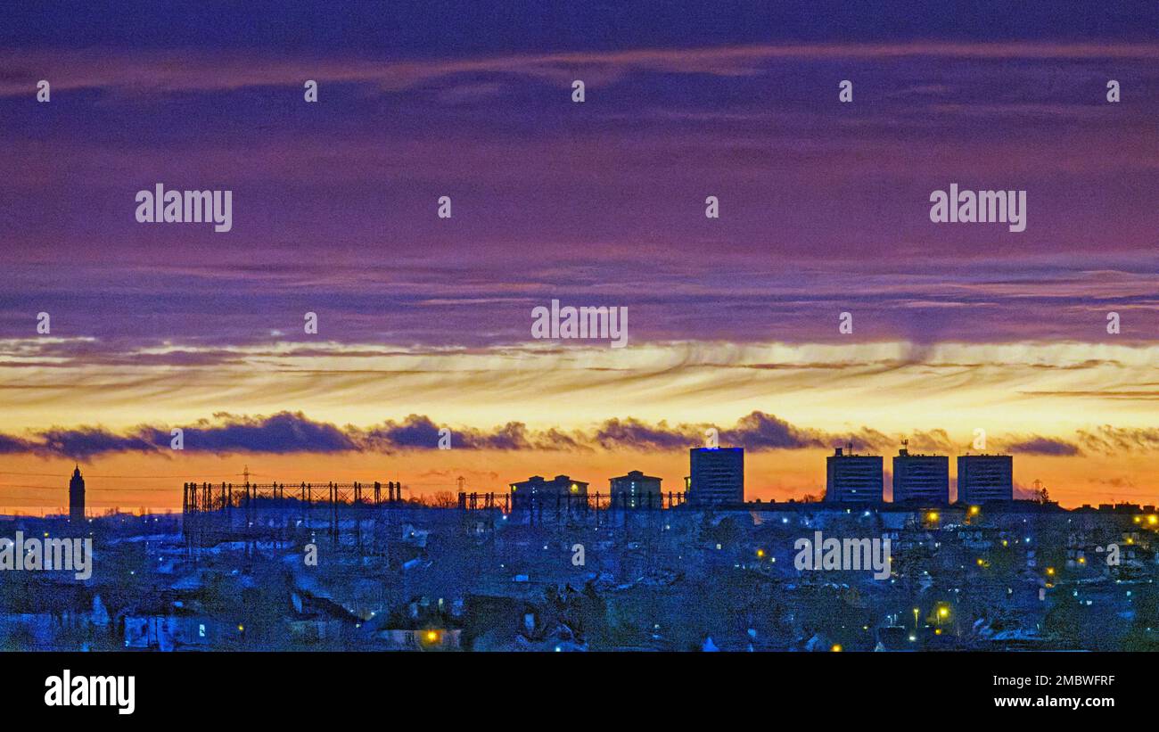 Glasgow, Scozia, Regno Unito 21st gennaio 2023. UK Weather: Il cielo sereno ha visto un inizio molto freddo per la città addormentata con un'estremità occidentale dell'alba stupefacente. Credit Gerard Ferry/Alamy Live News Foto Stock