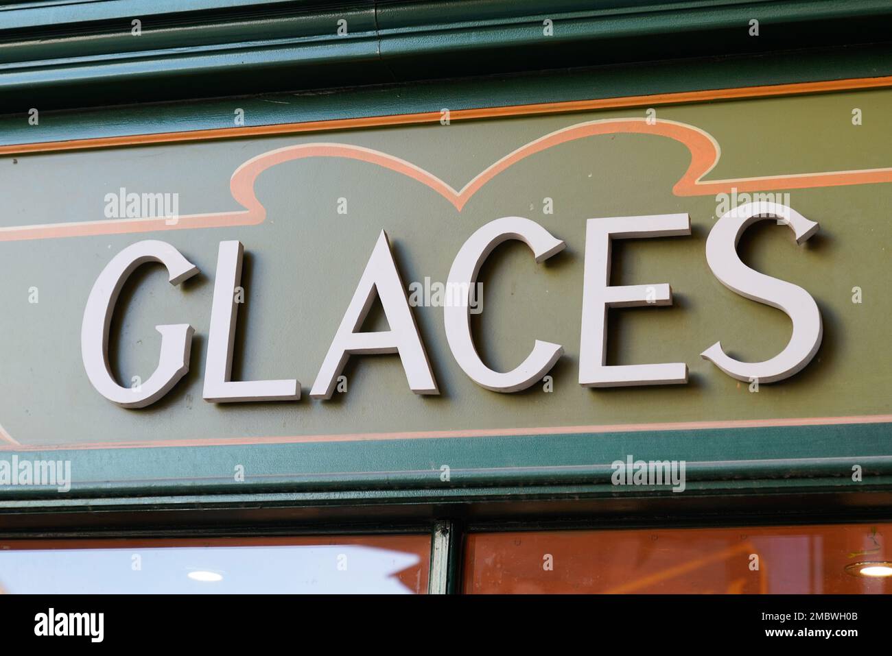 glaces testo francese significa gelato segno facciata negozio di fronte alla parete negozio Foto Stock