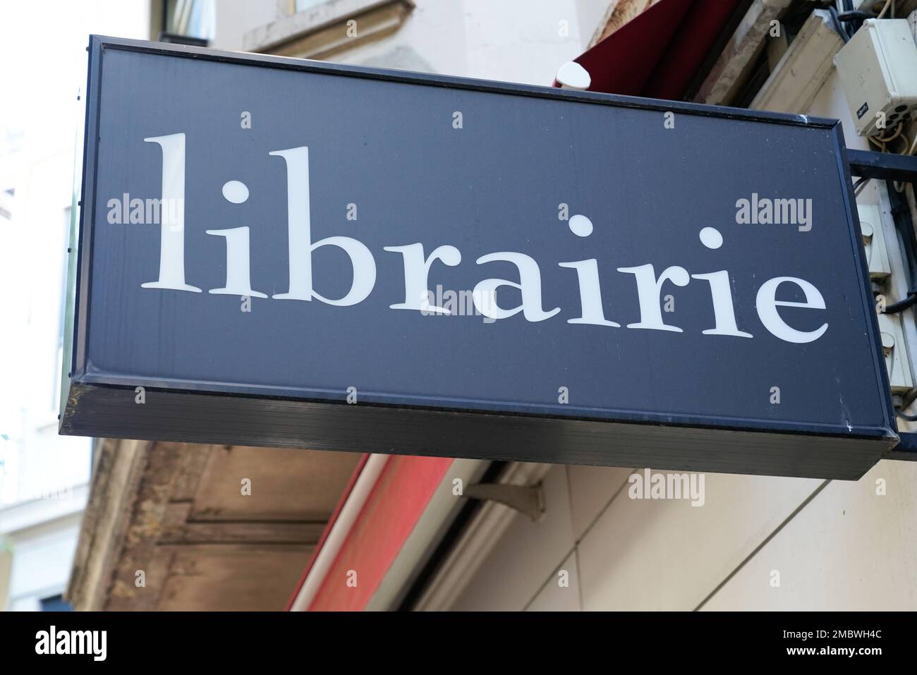 librairie testo francese significa libraio sulla facciata di un negozio in francia vende libri Foto Stock