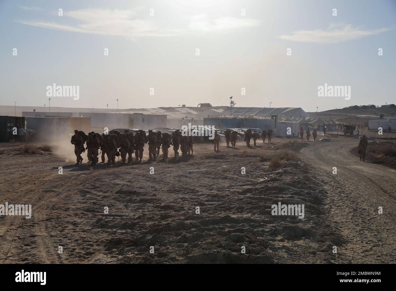 STATI UNITI Marines della 22nd Marine Expeditionary Unit marzo al campo per allenarsi come parte del Leone Africano 22 presso la ben Ghilouf Training Area, Tunisia, 23 giugno 2022. African Lion 2022 è statunitense L'esercizio annuale più grande, Premier, congiunto del comando Africa, ospitato da Marocco, Ghana, Senegal e Tunisia, dal 6 al 30 giugno. Più di 7.500 partecipanti provenienti da 28 nazioni e dalla NATO si allenano insieme con l'attenzione a migliorare la preparazione per le forze nazionali degli Stati Uniti e dei partner. AL22 è un'attività congiunta di tutti i domini, multicomponente e multinazionale, che impiega una gamma completa di capacità di missione con l'obiettivo di rafforzare Foto Stock