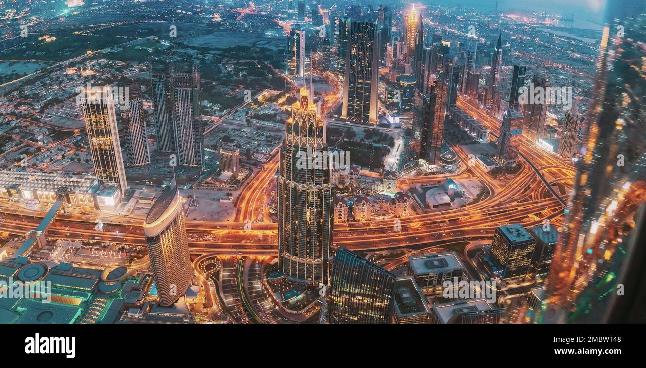 Vista dall'alto skyline della città di Dubai. Vista aerea del traffico notturno del quartiere residenziale. Vista panoramica notturna dello Skyscraper a Dubai. Alto Foto Stock