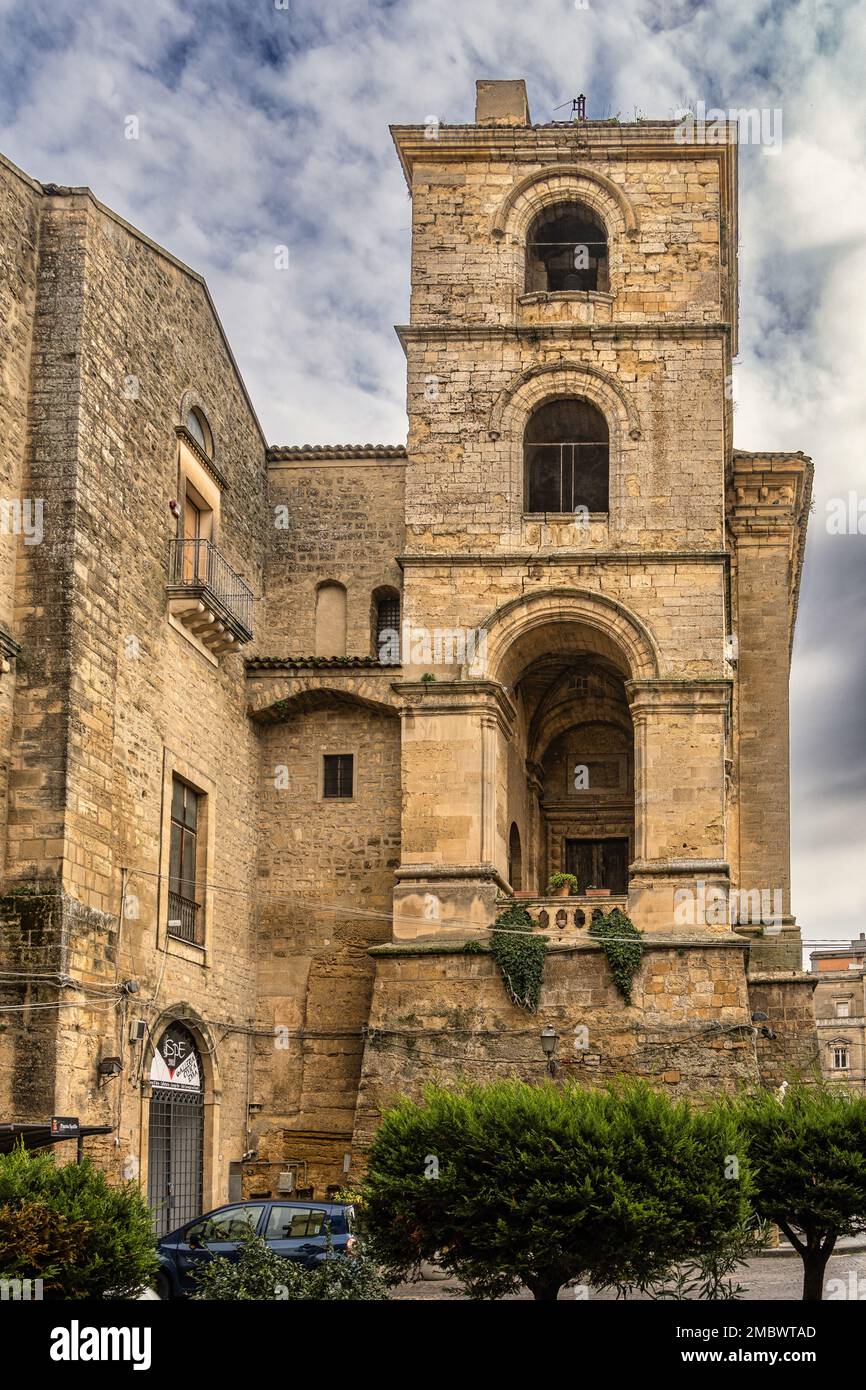 Torre di San Giovanni è ciò che rimane della Chiesa di San Giovanni Battista. Ha una cupola araba normanna in cima. Enna, Sicilia, Italia, Europa Foto Stock