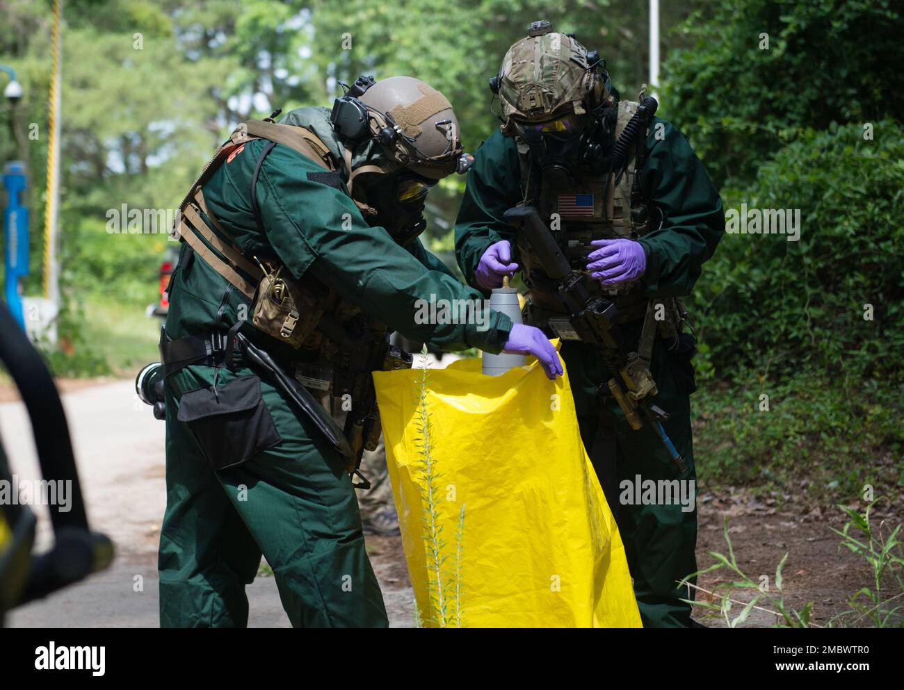 VIRGINIA BEACH, Virginia (Jun. 23, 2022)- tecnici dello smaltimento di sostanze esplosive (EOD) provenienti dall'unità mobile di smaltimento di sostanze esplosive (EODMU) 6 pacchetti di materiali chimici simulati per il controllo della contaminazione per il trasporto in un sito di smaltimento. CRABEx è un esercizio di formazione che certifica le unità d'azione della Marina EOD nell'ambito del gruppo di smaltimento delle sostanze esplosive (EODGRU) 2, garantendo una forza EOD pronta e più letale. Foto Stock