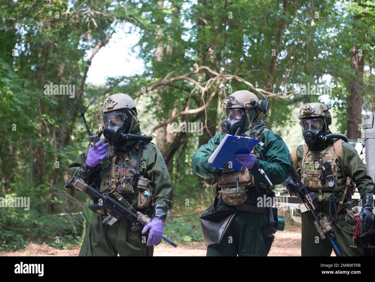 VIRGINIA BEACH, Virginia (23 giugno 2022)- i tecnici EOD (Explosive Ordnance Disposal) dell'unità mobile EODMU (Explosive Ordnance Disposal Mobile Unit) 6 trasmettono la posizione di una simulazione chimica di ordnance sulla radio. CRABEx è un esercizio di formazione che certifica le unità di azione della Navy EOD nell'ambito del gruppo di smaltimento delle Ordnance esplosive (EODGRU) 2, assicurando una forza EOD pronta e più letale. Foto Stock