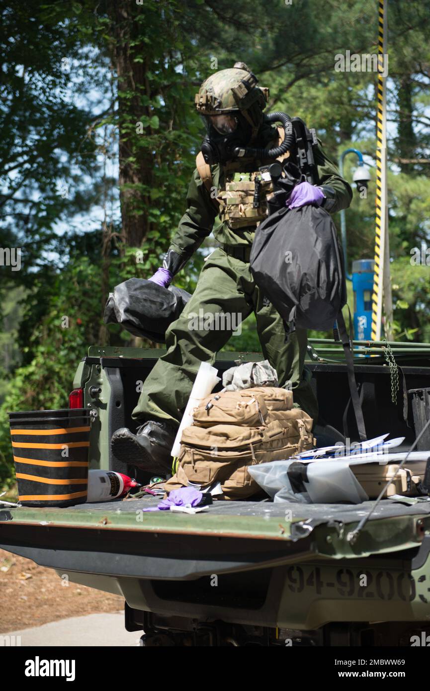 VIRGINIA BEACH, Virginia (23 giugno 2022): Un tecnico EOD (Explosive Ordnance Disposal) dell'unità mobile EODMU (Explosive Ordnance Disposal Mobile Unit) 6 raccoglie gli attrezzi per contrastare le sostanze chimiche simulate. CRABEx è un esercizio di formazione che certifica le unità di azione della Navy EOD nell'ambito del gruppo di smaltimento delle Ordnance esplosive (EODGRU) 2, assicurando una forza EOD pronta e più letale. Foto Stock